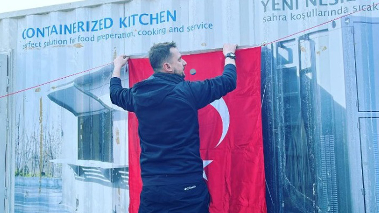 Βραβευμένος σεφ έκλεισε το εστιατόριό του στην Κωνσταντινούπολη και μαγειρεύει για τους άστεγους στο Ισκεντερούν