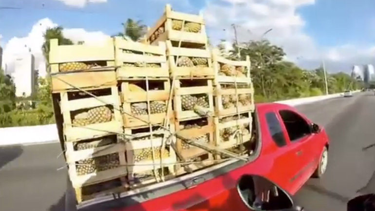 Μοτοσυκλετιστής αγοράζει ανανά εν κινήσει