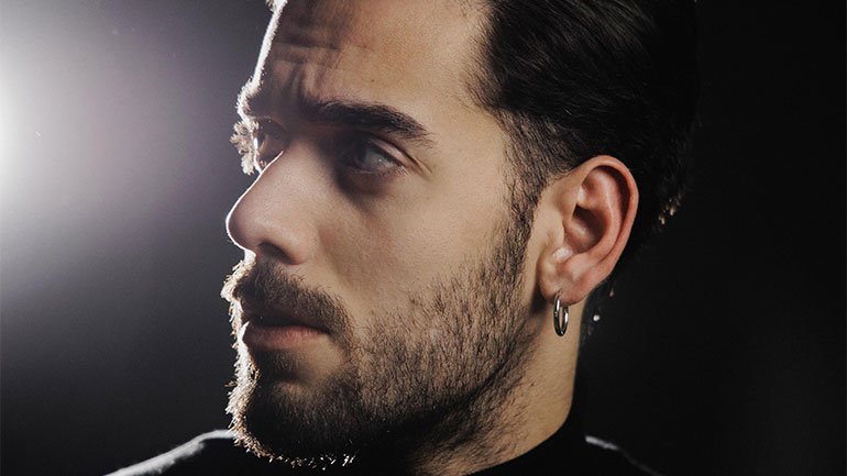 Ο Γιώργος Χουβαρδάς στη μουσική σκηνή Σφίγγα