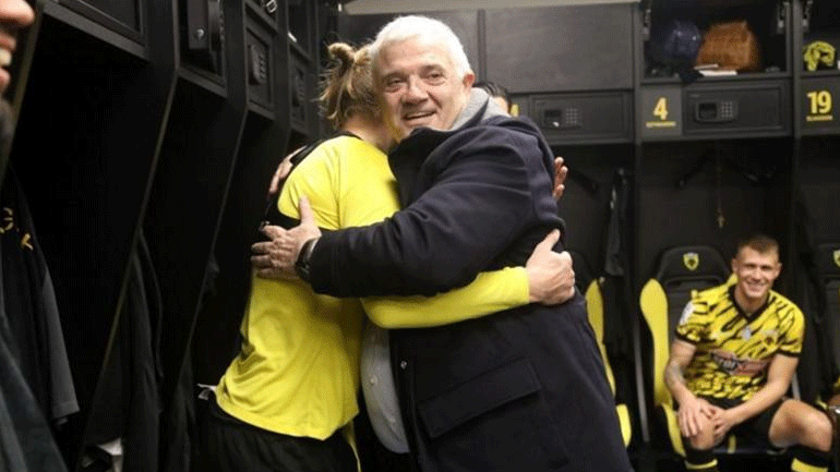 Ο Μελισσανίδης στα αποδυτήρια της ΑΕΚ αγκάλιασε όλους τους παίκτες