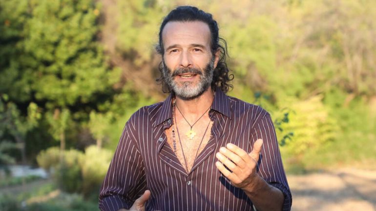 Θανάσης Ευθυμιάδης: «Γυρίσαμε τη σκηνή 7 φορές και έφαγα 7 κομμάτια τούρτα» Θανάσης Ευθυμιάδης: «Γυρίσαμε τη σκηνή 7 φορές και έφαγα 7 κομμάτια τούρτα»