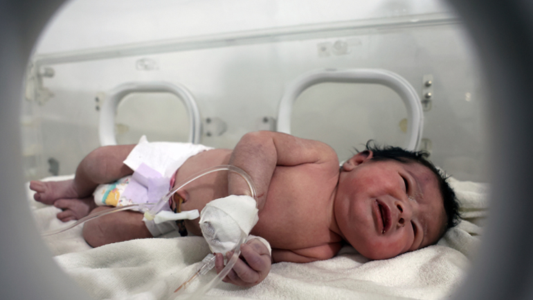 Συρία: Εγκυμονούσα που επέζησε από τον σεισμό έφερε στον κόσμο ένα υγιέστατο αγοράκι