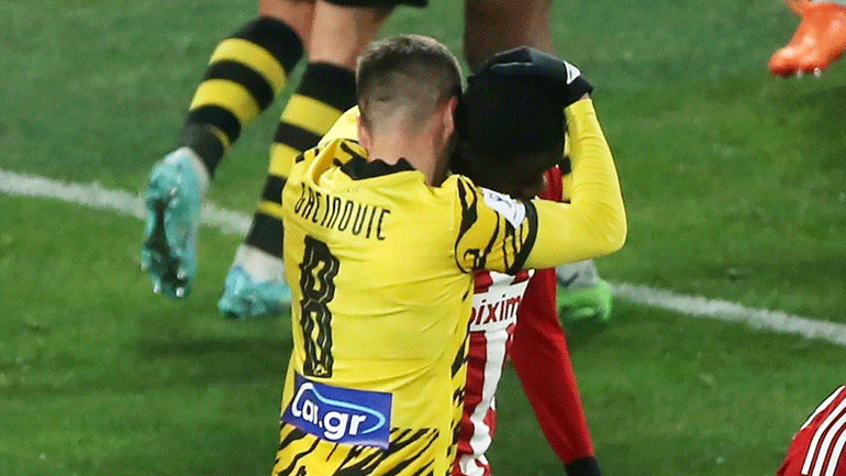 Το fair play της χρονιάς: Ο Γκατσίνοβιτς παρηγόρησε τον Σαμασέκου μετά το αυτογκόλ