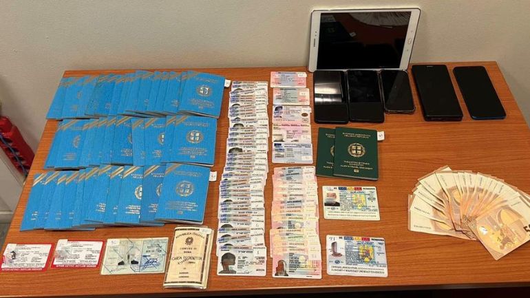 Εξαρθρώθηκε συμμορία που διακινούσε ταξιδιωτικά έγγραφα – Τρείς συλλήψεις