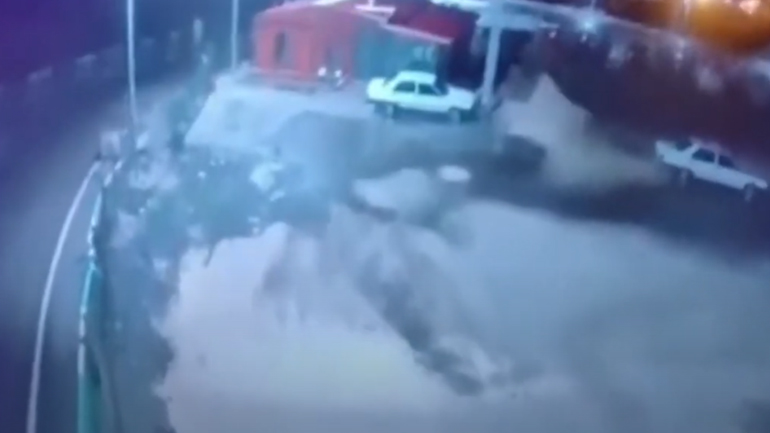 Συγκλονιστικό βίντεο τη στιγμή του μεγάλου σεισμού στην Τουρκία – Αναπηδούν σαν ψεύτικα αυτοκίνητα και σπίτι