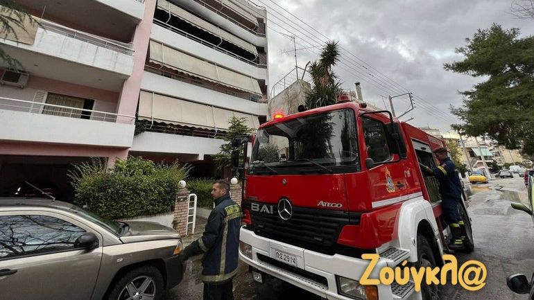 Πυρκαγιά σε διαμέρισμα στο Ίλιον – Η Πυροσβεστική απεγκλώβισε 5 άτομα με αναπνευστικά προβλήματα και εγκαύματα