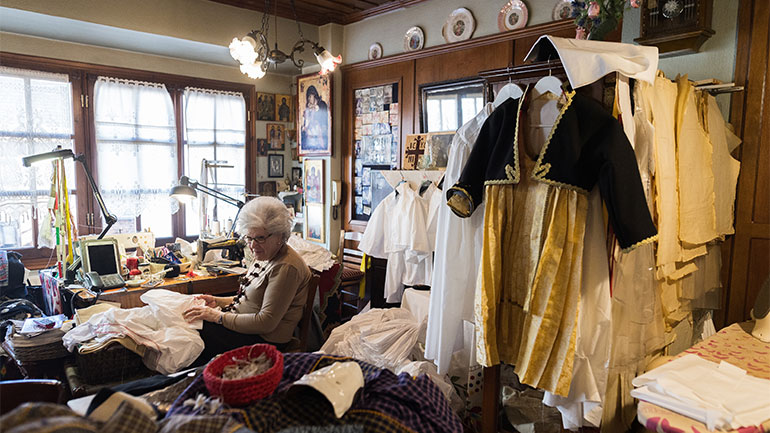 Ράβοντας στολές για Γενίτσαρους και Μπούλες εδώ και 30 χρόνια