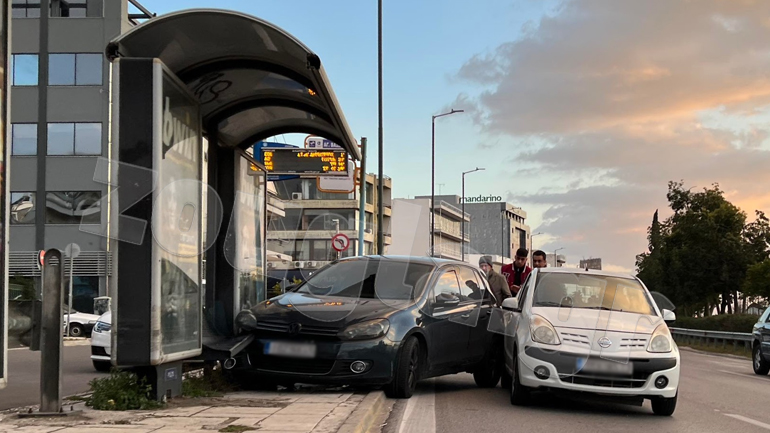 Λ. Βουλιαγμένης: Αυτοκίνητο προσέκρουσε πάνω σε στάση λεωφορείου
