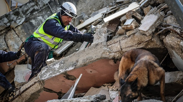 Τουρκία: Στρατιώτης μπήκε σε κάδο εκσκαφέα για να βρει το κινητό γυναίκας που αναζητούσε τον γιο της