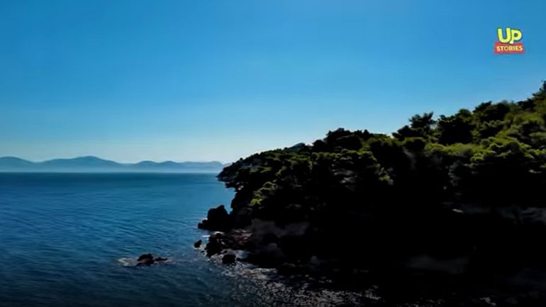 «Τα βραχάκια του Μπιθικώτση»: Η άγνωστη γαλάζια φτωχογειτονιά του Σερ του ελληνικού πενταγράμμου