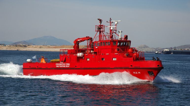 Φωτιά σε δεξαμενόπλοιο στη Σάμο: Καλά στην υγεία τους τα 17 μέλη του πληρώματος