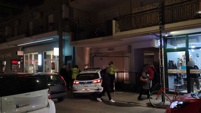 Σε αμόκ νεαρός στο κέντρο της Λάρισας – Πετούσε καρέκλες και γλάστρες στον δρόμο