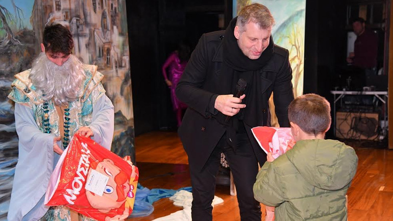 Ο Θοδωρής Παπαλουκάς παραδίδει δώρα στα παιδιά