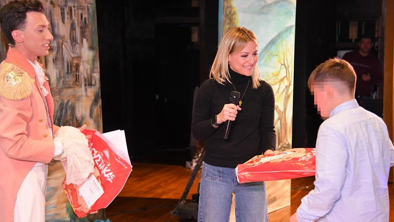 Η Λίλα Κουντουριώτη παραδίδει δώρα στα παιδιά