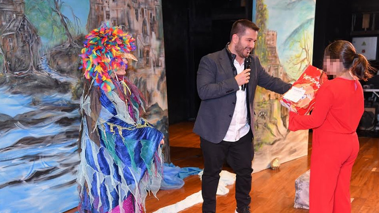 Ο Παναγής Τζωρτζάτος παραδίδει δώρα στα παιδιά