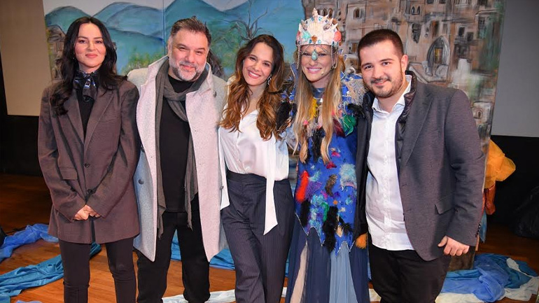  Η Ζενεβιέβ Μαζαρί, ο Γρηγόρης Αρναούτογλου, η Ελιάνα Χρυσικοπούλου, η Σάρα Εσκενάζη και ο Παναγής Τζωρτζάτος, οι οποίοι συμμετείχαν στην πρωτοβουλία Ευχοστολίδια του ΟΠΑΠ