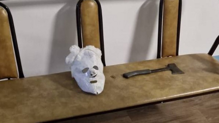 Έφηβος μαθητής φορώντας μάσκα και κραδαίνοντας ένα τσεκούρι τραυμάτισε τρεις συμμαθητές του σε σχολείο στο Καζακστάν