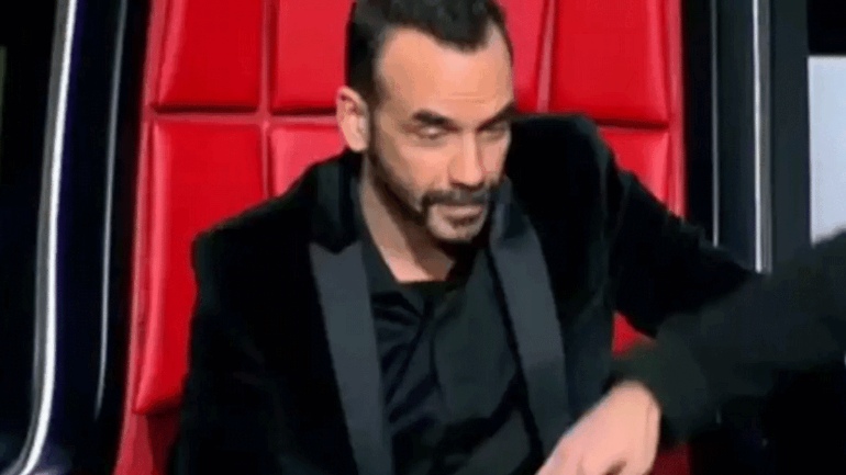 Άφωνος ο Πάνος Μουζουράκης με τον Κωνσταντίνο Αργυρό στο The Voice