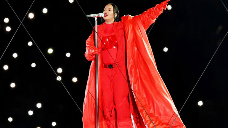 Έγκυος για δεύτερη φορά η Rihanna – Δείτε την εντυπωσιακή εμφάνισή της στο Super Bowl