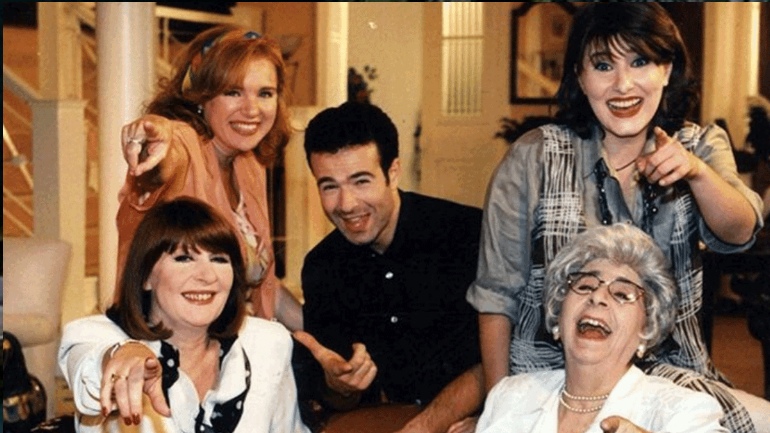 H σειρά Ντόλτσε Βίτα επέστρεψε στο Mega και το twitter εντόπισε την εμφάνιση του Γιώργου Λιάγκα στο πρώτο επεισόδιο