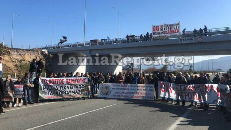 Αγρότες έκλεισαν την ΕΟ Αθηνών-Λαμίας στην Αταλάντη