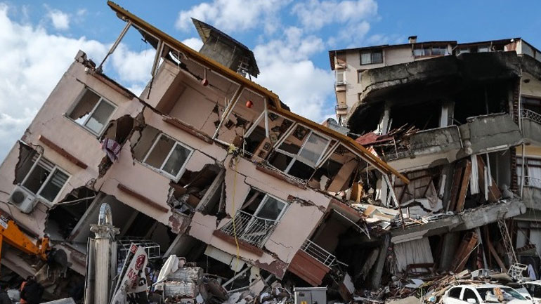 Τουρκία: 77χρονη ανασύρθηκε ζωντανή από τα ερείπια πολυκατοικίας 212 ώρες μετά τον σεισμό