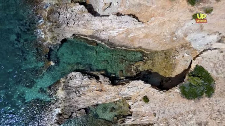 Ο κόλπος της Αφροδίτης: Η κρυφή, ερωτική παραλία της Αττικής που αναζητούν καταφύγιο οι ερωτευμένοι