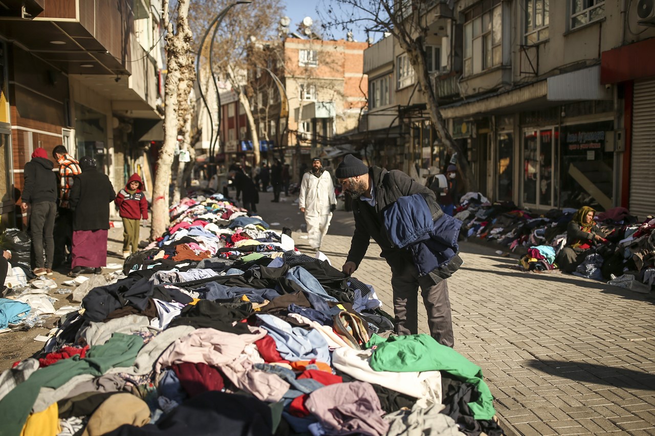 Άντρας ψάχνει για ρούχα στο Αντιγιαμάν