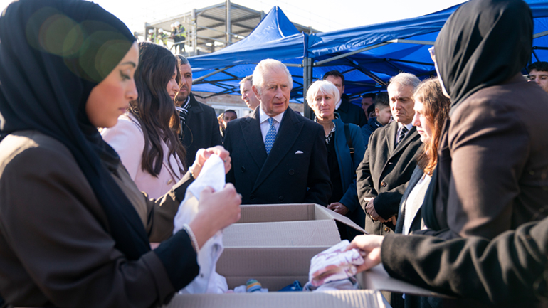Ο βασιλιάς Κάρολος συνάντησε εθελοντές που συγκεντρώνουν ανθρωπιστική βοήθεια για τους σεισμόπληκτους σε Τουρκία και Συρία