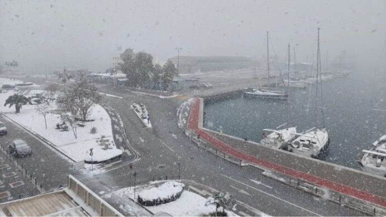 Σύλληψη 15χρονου και των γονέων του γιατί πετούσε χιόνι σε διερχόμενα αυτοκίνητα στο κέντρο του Βόλου