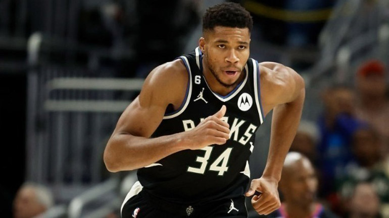 Επιβλήθηκαν στο ντέρμπι με την Βοστώνη οι Mπακς