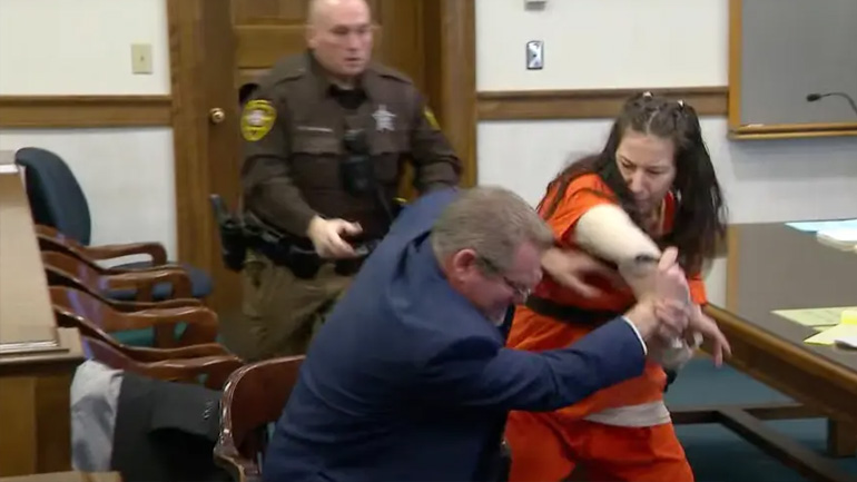 ΗΠΑ: Σε κατάσταση αμόκ 25χρονη στο δικαστήριο – Επιτέθηκε στον δικηγόρο της