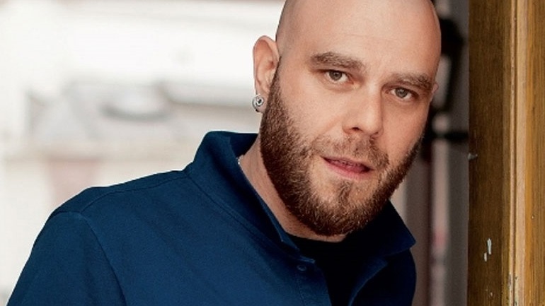 Συγκινεί στο νέο του τραγούδι ο Stavento: «Μπαμπά μου ξέρω αν σηκωθείς, θα πάμε στην Αγιά Σοφιά την ΑΕΚάρα για να δεις»