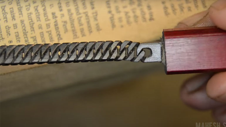 Ινδός καλλιτέχνης χαράζει μια αλυσίδα σε ένα μολύβι Ινδός καλλιτέχνης χαράζει μια αλυσίδα σε ένα μολύβι