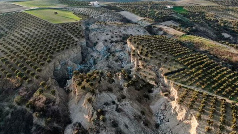 Τουρκία: «Φαράγγι» μήκους 300 μέτρων άνοιξε ο φονικός σεισμός