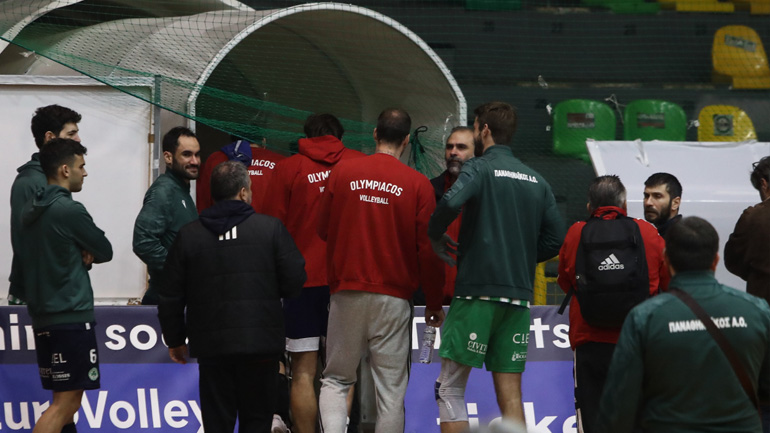 Παναθηναϊκός-Ολυμπιακός: Ένταση, δακρυγόνα και… αναβολή στο κλειστό του Αγίου Θωμά – Την Πέμπτη θα διεξαχθεί το παιχνίδι