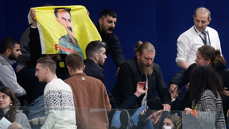 Κούρδοι εισέβαλαν στο Ευρωκοινοβούλιο ζητώντας την απελευθέρωση του Οτσαλάν