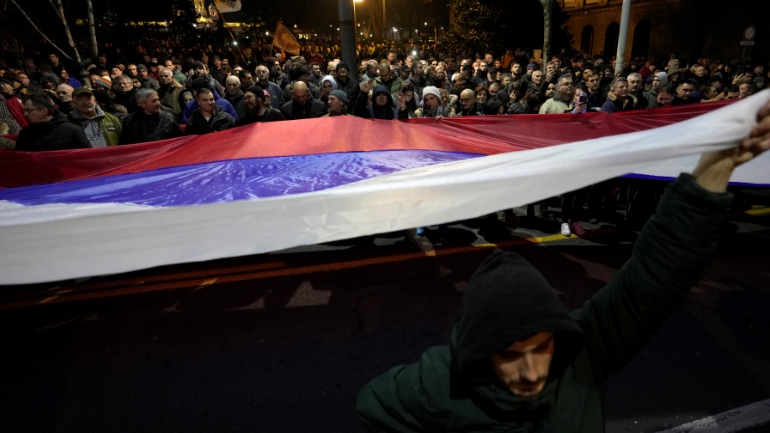 Σερβία: Διαδήλωση ακροδεξιών κατά της ευρωπαϊκής λύσης για το Κόσοβο – Συνθήματα υπέρ του Πούτιν και της ομάδας «Wagner»