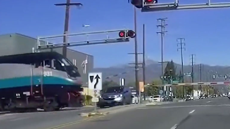 Αυτοκίνητο συγκρούεται με τρένο