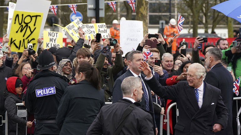 Αντιμέτωπος με αντιμοναρχικούς διαδηλωτές ο βασιλιάς Κάρολος