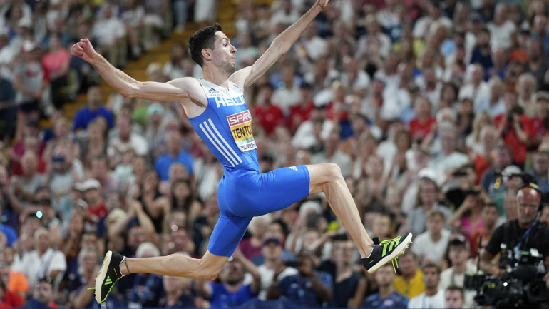 Ο Τεντόγλου «πέταξε» στα 8,41μ και αποθεώθηκε στα social media! – «Το 8,41 είναι έγκυρο ή να το πηδήξει και με γόβες;»