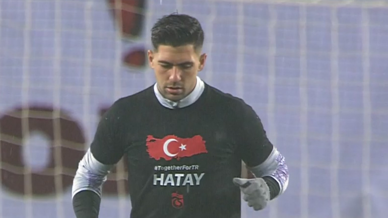 Η προθέρμανση του Μπακασέτα με τη σημαία της Τουρκίας στη φανέλα