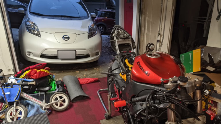 Έβαλαν μηχανή από Kawasaki ZX 10 R σε Nissan Leaf και το αποτέλεσμα είναι όλα τα λεφτά