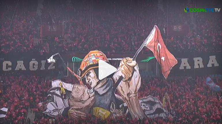 Το συγκλονιστικό κορεό των φιλάθλων της Τραμπζονσπόρ για τον καταστροφικό σεισμό