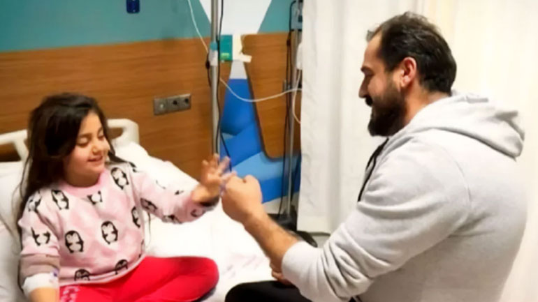 Τουρκία: Πατέρας και κόρη βγήκαν ζωντανοί από τα ερείπια μετά από 101 ώρες – Έπαιζαν «πέτρα, ψαλίδι, χαρτί»