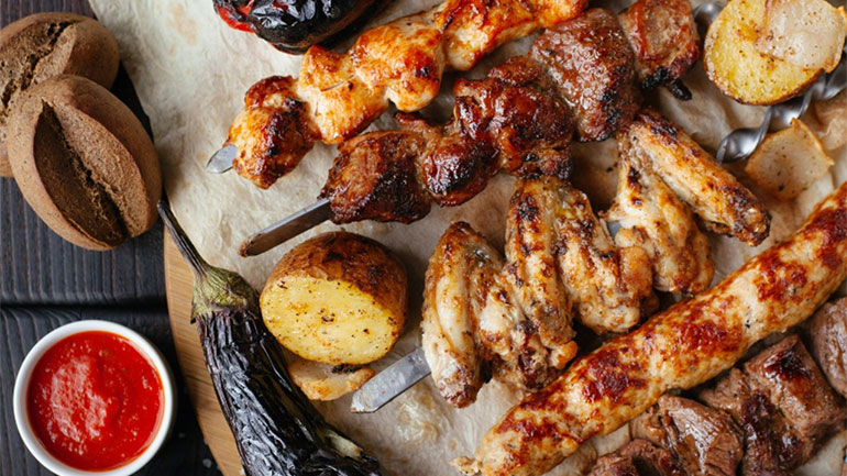 Τσικνοπέμπτη: Γιατί τσικνίζουμε και ποια είναι τα έθιμα στην Ελλάδα