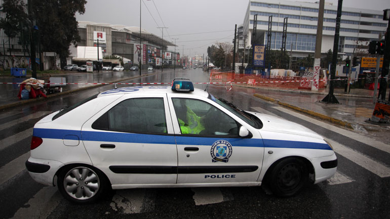 Αποκαταστάθηκε η κυκλοφορία στη Πέτρου Ράλλη που ήταν κλειστή λόγω τροχαίου – Αυτοκίνητο καρφώθηκε σε κολώνα και τυλίχτηκε στις φλόγες