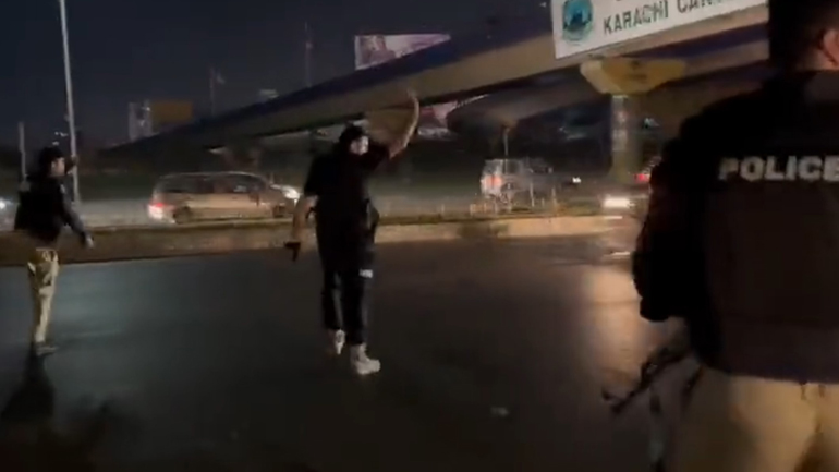 Εκρήξεις και πυροβολισμοί καθώς ένοπλοι εισβάλλουν σε αστυνομικό τμήμα στο Καράτσι του Πακιστάν