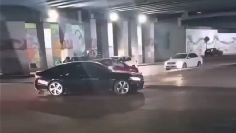 Άρχισε το αμάξι στις κλωτσιές μέχρι που έβαλε όπισθεν και τον ισοπέδωσε