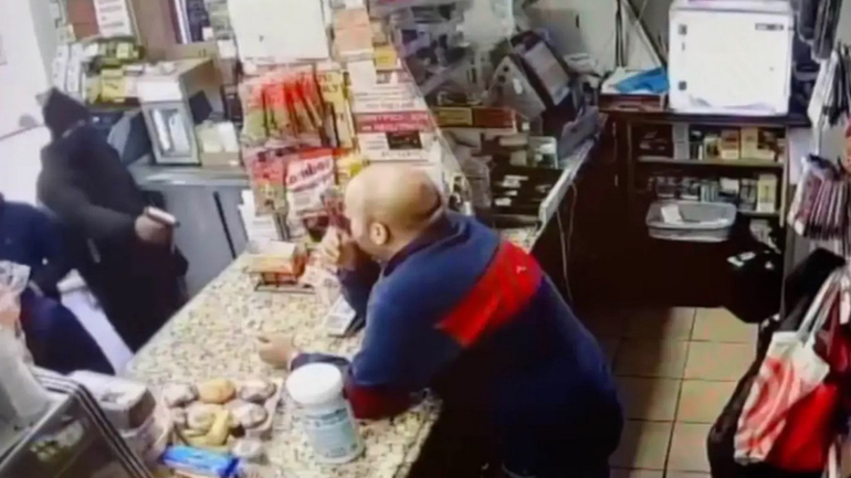 «Άγιο είχε» υπάλληλος στις ΗΠΑ που επέζησε από καταιγισμό πυρών